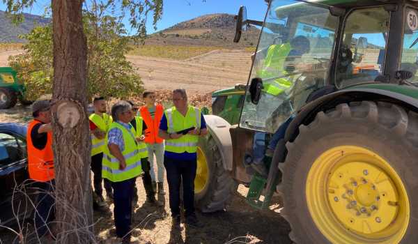 campesinos al lado de un tractor en una de nuestras fincas regenerativas