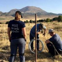 trabajadores apasionados por la agricultura regenerativa trabajan en una finca regenerativa