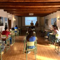 Un trabajador de Solebromino inculca valores a los alumnos que están en el aula